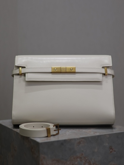 Manhattan_29cm
翻蓋曼哈頓法棍包，一改以往經典的logo，取而代之低調簡約的設計風格，它有點像H家的凱莉，很有復古的味道！商務➕休閒兩者結合，總結起來就是百搭！可以手拿，可以單肩或斜挎，一包多用，滿足了商務型女士，又滿足了小女生的休閒！精心挑選的意大利牙簽紋牛皮、完美的走線、精緻的五金讓整個包包都散髮出高級的味道！
型號：579271
尺寸：29x20.5x7cm