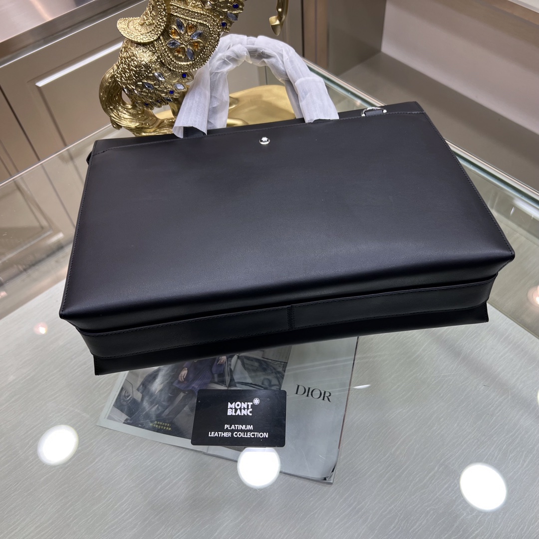 Montblanc International（萬寶龍）🔥萬寶龍新款男士定型公文包，採用進口頭層定型牛皮製作，搭配頂級五金配件，帶密碼鎖，在公文包系列中實屬佼佼者。商務人士與潮流達人皆適用的款式。[色]喜歡的速度下單✅
型號：1161-1
尺寸：39-29-10
顏色：黑色、啡色