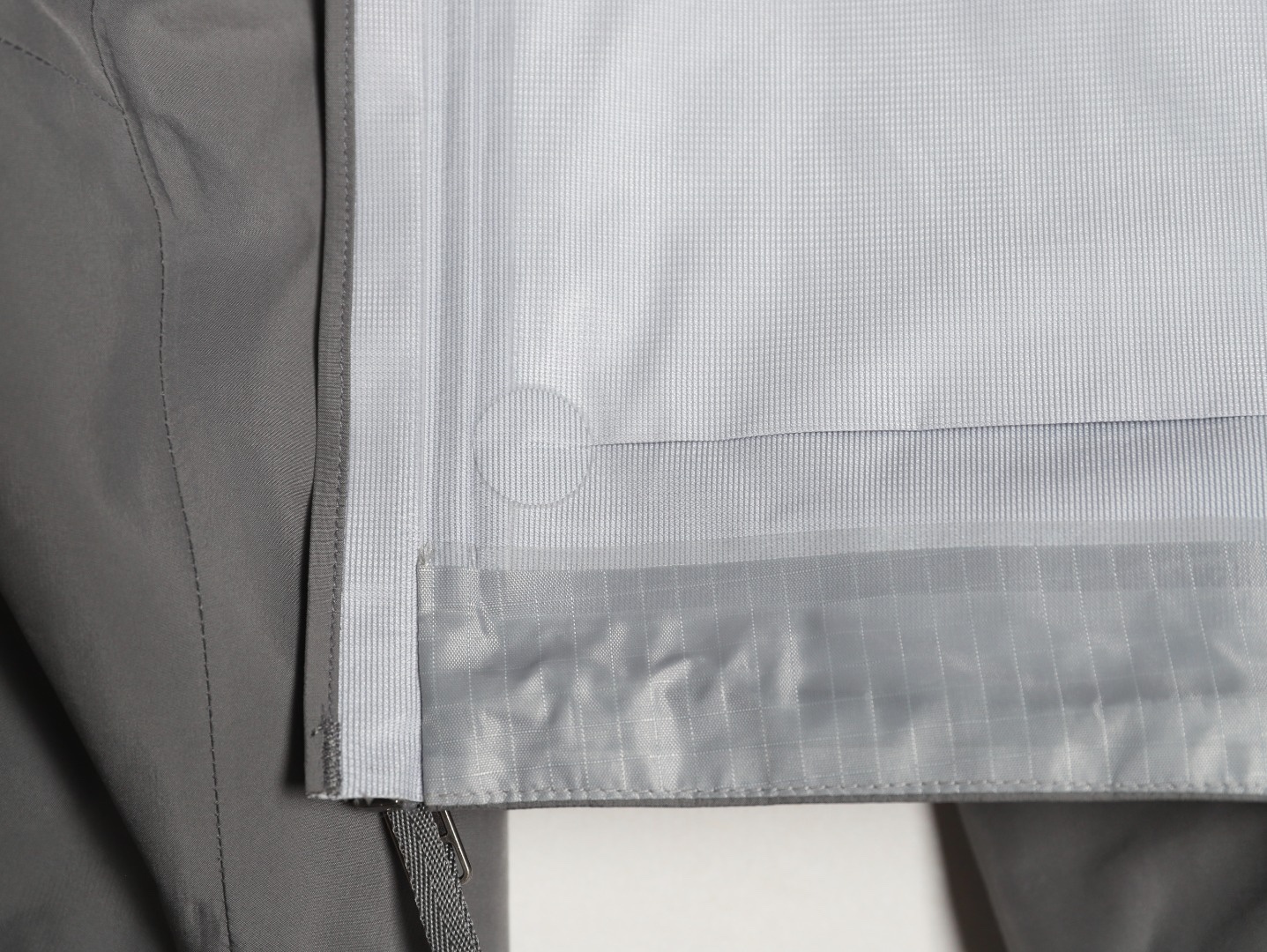 🔝ARC‘TERYX 始祖鳥 BETA LT戶外防水硬殼衝鋒衣
市場獨家全溢膠版本 一比一細節還原
YB四次壓膠工藝 整衣3D立體仿生學設計衣長臂彎 TRI-DURANCE防水防雨面料 自行區別市面先行版本 原包裝原標 全套輔料定制 整衣 腋下YKK雙向拉鍊 五金全部開模定制
R1 SIZE：S-XXL