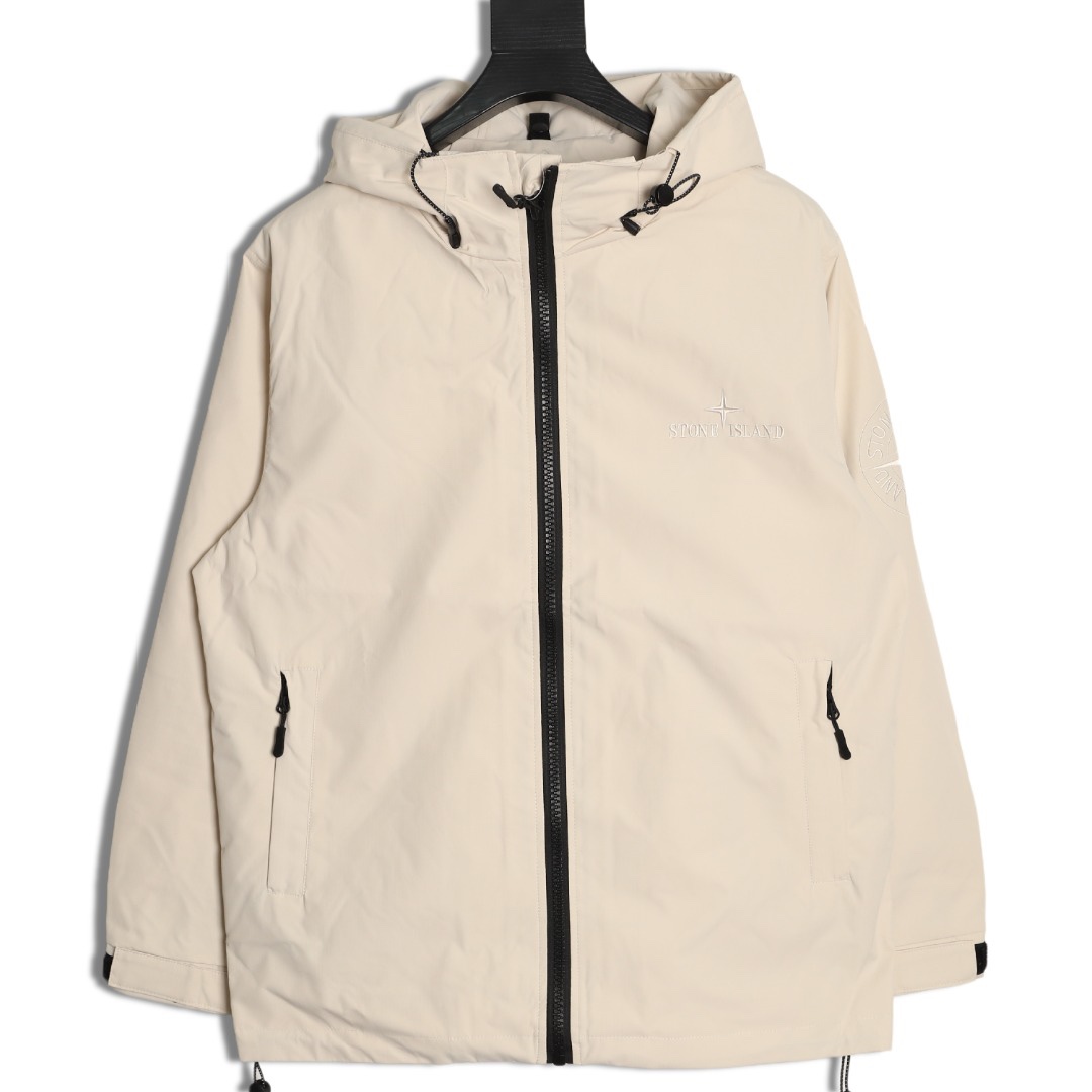 Stone Island/石頭島 24ss 手臂刺繡羅盤衝鋒衣外套
石頭島春季最熱單品 超級吸睛的一款衝鋒衣外套 一眼就能愛上 採用梭織防風防水面料 手感細膩順滑 寬松連帽的版型  水洗標一應俱全 細節滿滿的一款衝鋒衣 大廠代工 品質可靠 

-略帶復古感的機能衝鋒衣 城市徒步 戶外穿行都很出挑 男女都可以駕馭的一款潮流單品 
Color：黑色
A Size：S-XXL