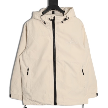 Stone Island/石頭島 24ss 手臂刺繡羅盤衝鋒衣外套
石頭島春季最熱單品 超級吸睛的一款衝鋒衣外套 一眼就能愛上 採用梭織防風防水面料 手感細膩順滑 寬松連帽的版型  水洗標一應俱全 細節滿滿的一款衝鋒衣 大廠代工 品質可靠 

-略帶復古感的機能衝鋒衣 城市徒步 戶外穿行都很出挑 男女都可以駕馭的一款潮流單品 
Color：黑色
A Size：S-XXL