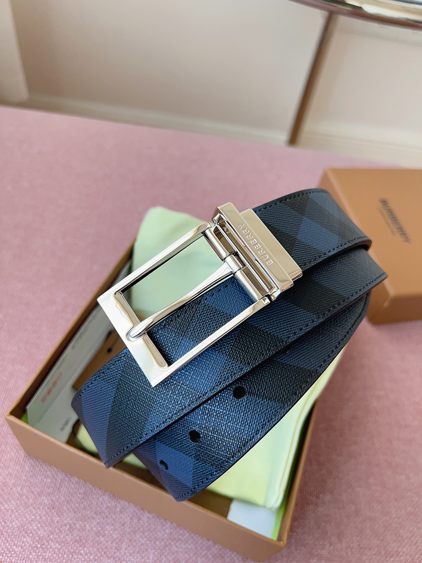 
Burberry博柏利品牌始終秉承傳統精髓，彰顯卓爾不凡的匠制工藝，優雅率性的英倫設計與銳意革新的時尚理念。3.5cm