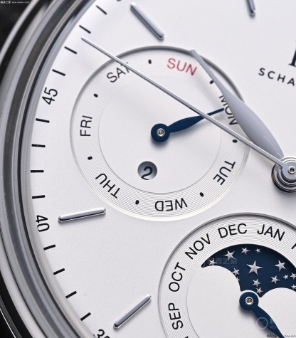 🔥颜值巅峰  倾情演绎🔥
IWC旗下最耀眼的明星，万年一瞬，品鉴IWC万国柏涛菲诺万年历腕表！
1⃣️ 【机芯】采用3836-2型自制机芯，其机芯运转稳定，月相处更是1:1还原正品，在光线下月相中的星星太阳更是明亮发光，走时精准，几乎零返修！
2️⃣【表壳】正品开模，1:1完美还原！腕表尺寸40mm，整个表壳采用独家研发的CNC精磨工艺，与原装工艺效果如出一辙！
3️⃣【表盘】表盘12刻度细节精益求精，1:1还原镀银表盘，9位更是1:1还原闰年设计，采用双面防反光拱形镀膜镜面，使其整体表盘质感更佳