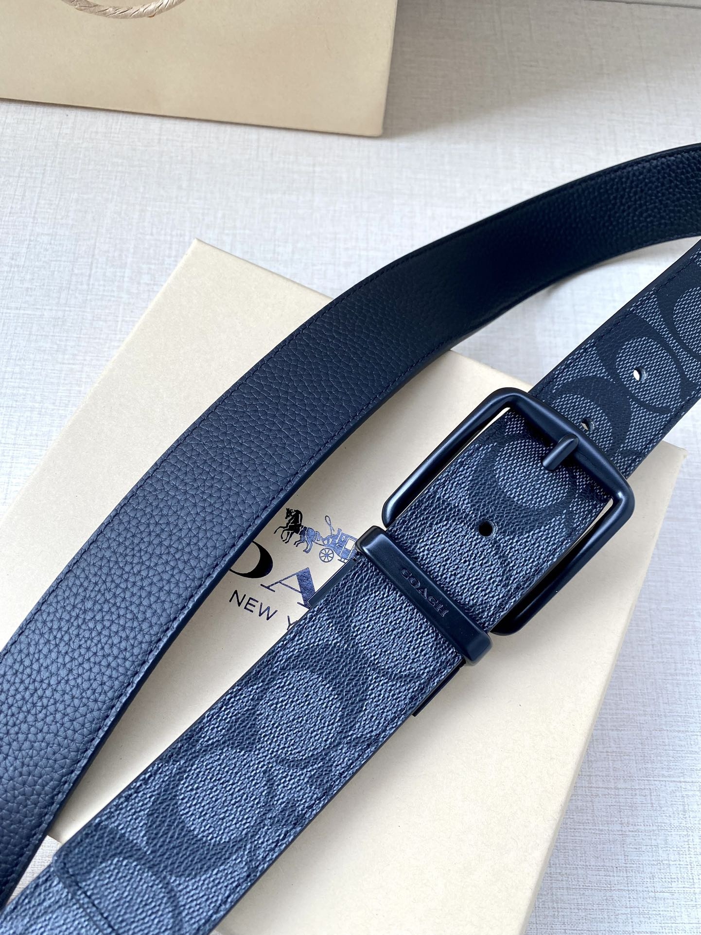 寬度3.8cm COACH 這款雙面腰帶一面為經典標誌帆布材質，另一面為精制皮革材質，配有標誌性扣件，將兩種外形合二為一。通過簡單的說明，可用剪刀剪裁至完美合身度。
標誌印花配頭層牛皮
可裁剪
雙面
38M (寬)