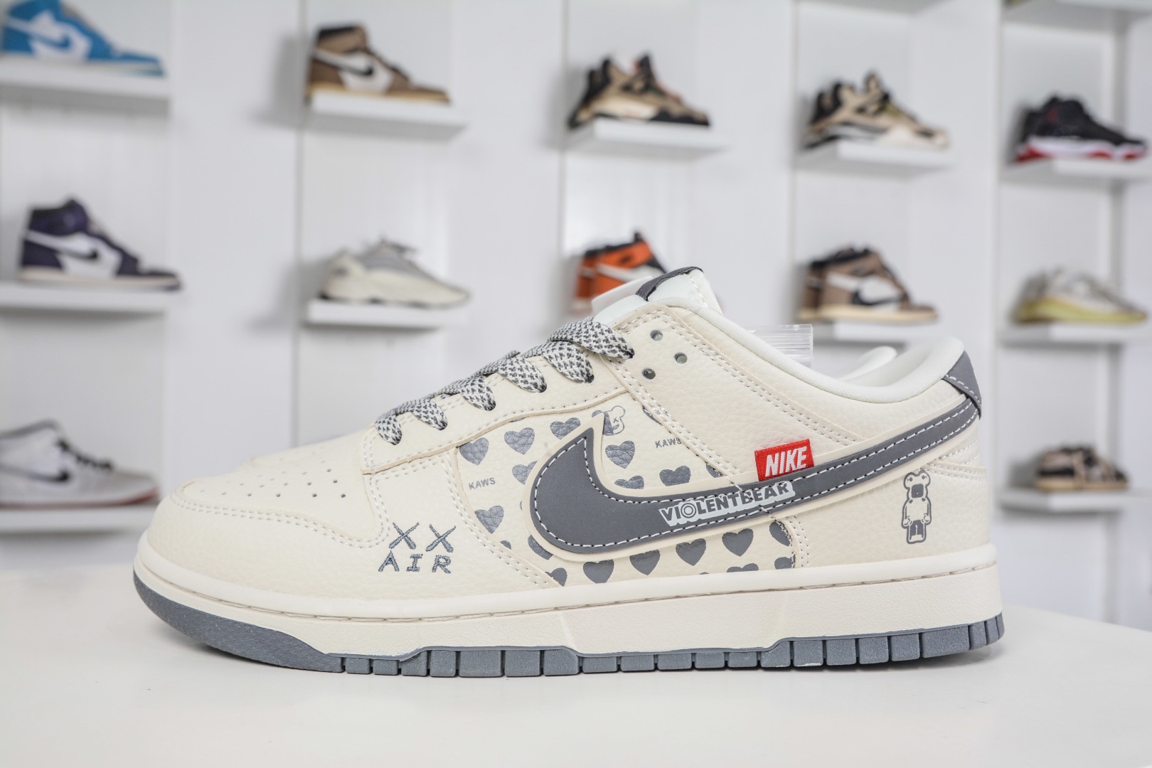 Nike SB Dunk Low x BE@RBRICK 暴力熊聯名-白灰雙鈎 
貨號：TX1688 006
尺碼：36 36.5 37.5 38 38.5 39 40 40.5 41 42 42.5 43 44 44.5 45