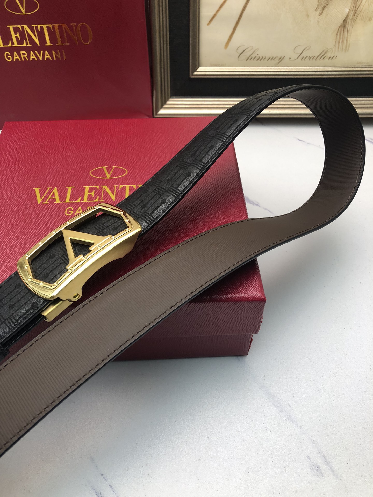 華倫天奴：原單頭層牛皮燙印花紋面，內襯頭層小牛皮底，搭配原單自動扣，可裁剪的自動帶，此款腰帶面雙採用意大利原定廠制進口牛皮帶身 ，對專版櫃足寬3.5