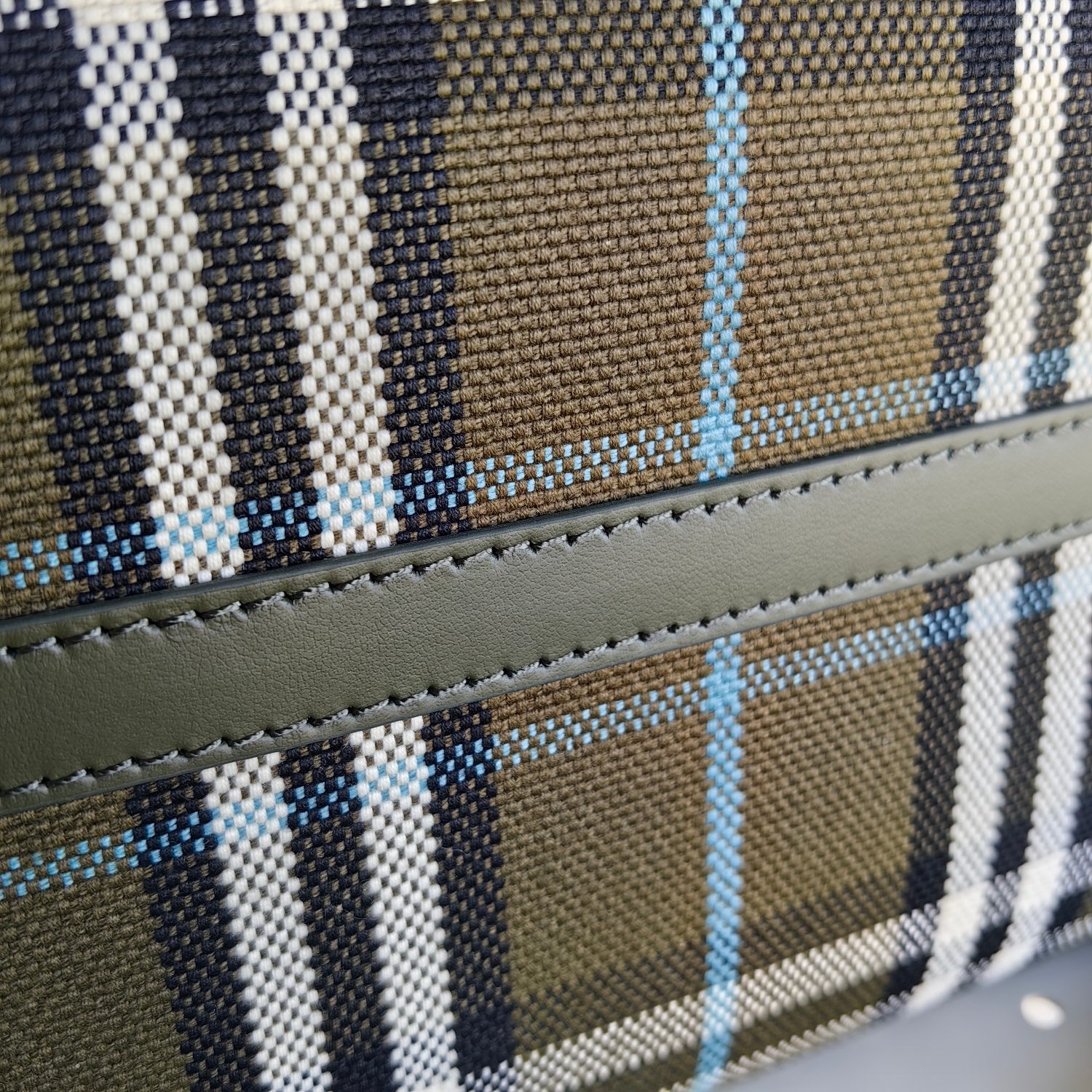 原單Burberry 格紋棉質帆布
頂部皮革提柄
敞口設計
手繪塗漆邊緣
光澤金屬配件
可拆式拉鍊收納袋
頂部皮革提柄
敞口設計
手繪塗漆邊緣
光澤金屬配件
可拆式拉鍊收納袋
商品 80783781
尺寸 51 18 29