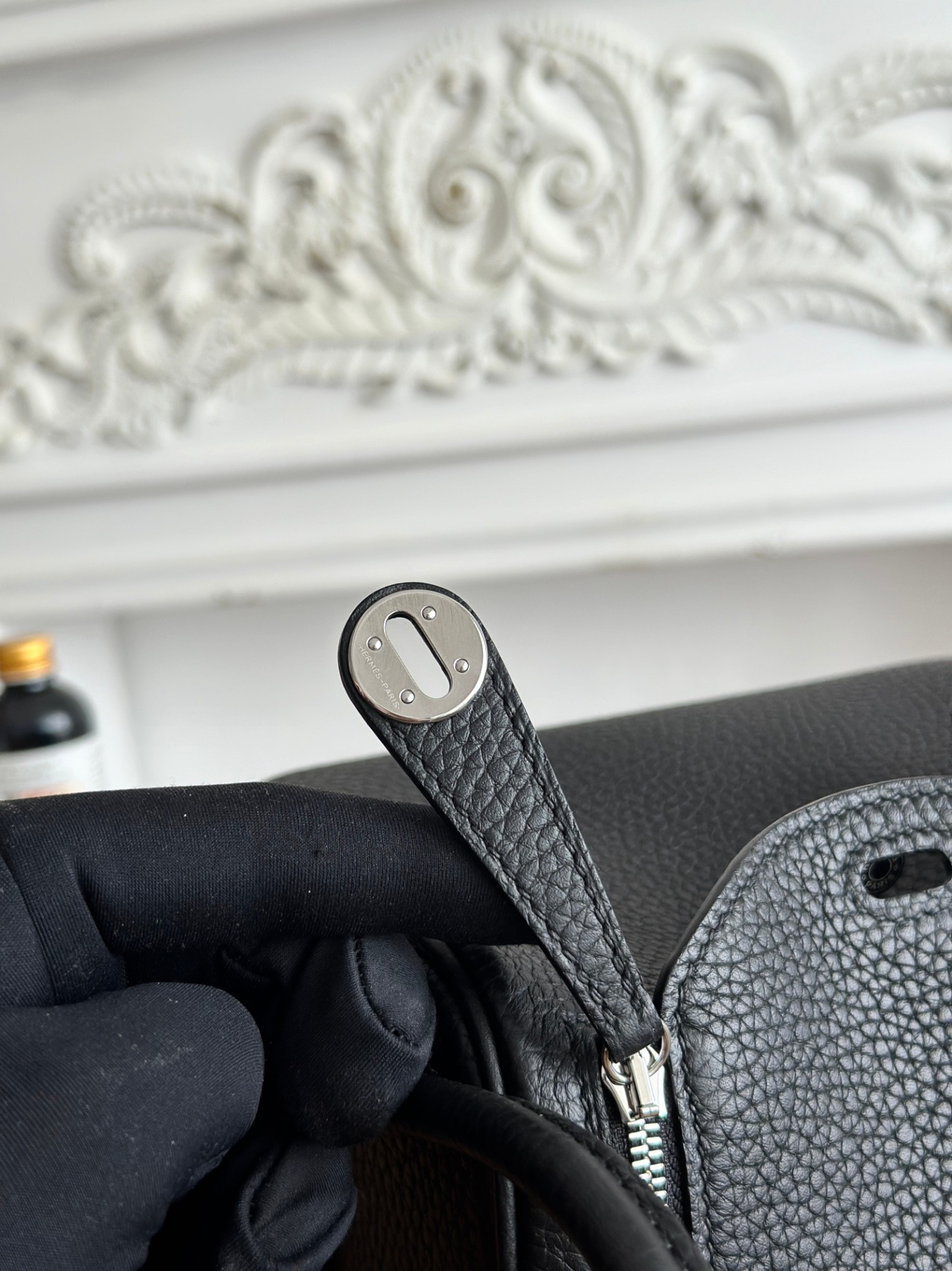 琳迪lindy 19cm	
Tc皮 蜜蠟線半手工縫製
lindy19保留了琳迪包所有細節的完整設計，側口袋、拉鍊等全部都是經典的設計√
這只小可愛暴擊了多少人的少女心