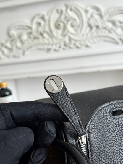 琳迪lindy 19cm	
Tc皮 蜜蠟線半手工縫製
lindy19保留了琳迪包所有細節的完整設計，側口袋、拉鍊等全部都是經典的設計√
這只小可愛暴擊了多少人的少女心