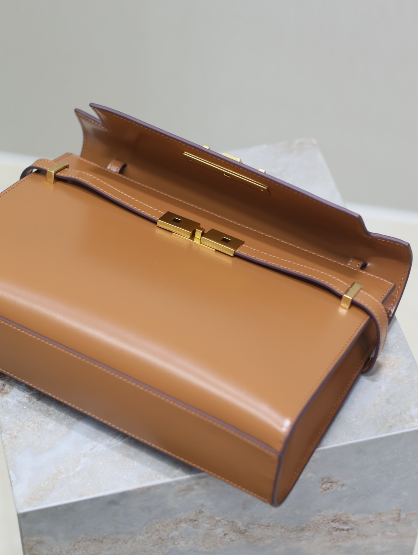 Manhattan_29cm
翻蓋曼哈頓法棍包，一改以往經典的logo，取而代之低調簡約的設計風格，它有點像H家的凱莉，很有復古的味道！商務➕休閒兩者結合，總結起來就是百搭！可以手拿，可以單肩或斜挎，一包多用，滿足了商務型女士，又滿足了小女生的休閒！精心挑選的意大利牙簽紋牛皮、完美的走線、精緻的五金讓整個包包都散髮出高級的味道！
型號：579271
尺寸：29x20.5x7cm