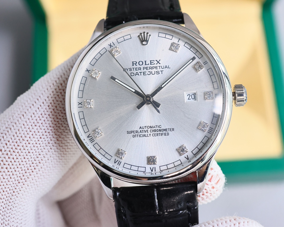 新品特推🔥🔥勞力士ROLEX（實拍圖）商務系列，全表採用316L精鋼，高檔大氣！316L精鋼打造完美多邊形弧度表殼！搭配進口藍寶石玻璃，意大利防水皮帶，原裝針扣！！！搭載原裝進口全自動機械機芯（零返修） ，直徑尺寸40mm 深度防水。 產品實物光澤手感更佳精湛  字盤刻度栩栩如生  殼套工藝都是宗師級別輕身檢驗 加上新時代機器高技鍛造  上手震撼尊貴非凡🔥AD出品 精品不斷🔥