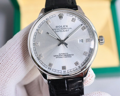 新品特推🔥🔥勞力士ROLEX（實拍圖）商務系列，全表採用316L精鋼，高檔大氣！316L精鋼打造完美多邊形弧度表殼！搭配進口藍寶石玻璃，意大利防水皮帶，原裝針扣！！！搭載原裝進口全自動機械機芯（零返修） ，直徑尺寸40mm 深度防水。 產品實物光澤手感更佳精湛  字盤刻度栩栩如生  殼套工藝都是宗師級別輕身檢驗 加上新時代機器高技鍛造  上手震撼尊貴非凡🔥AD出品 精品不斷🔥