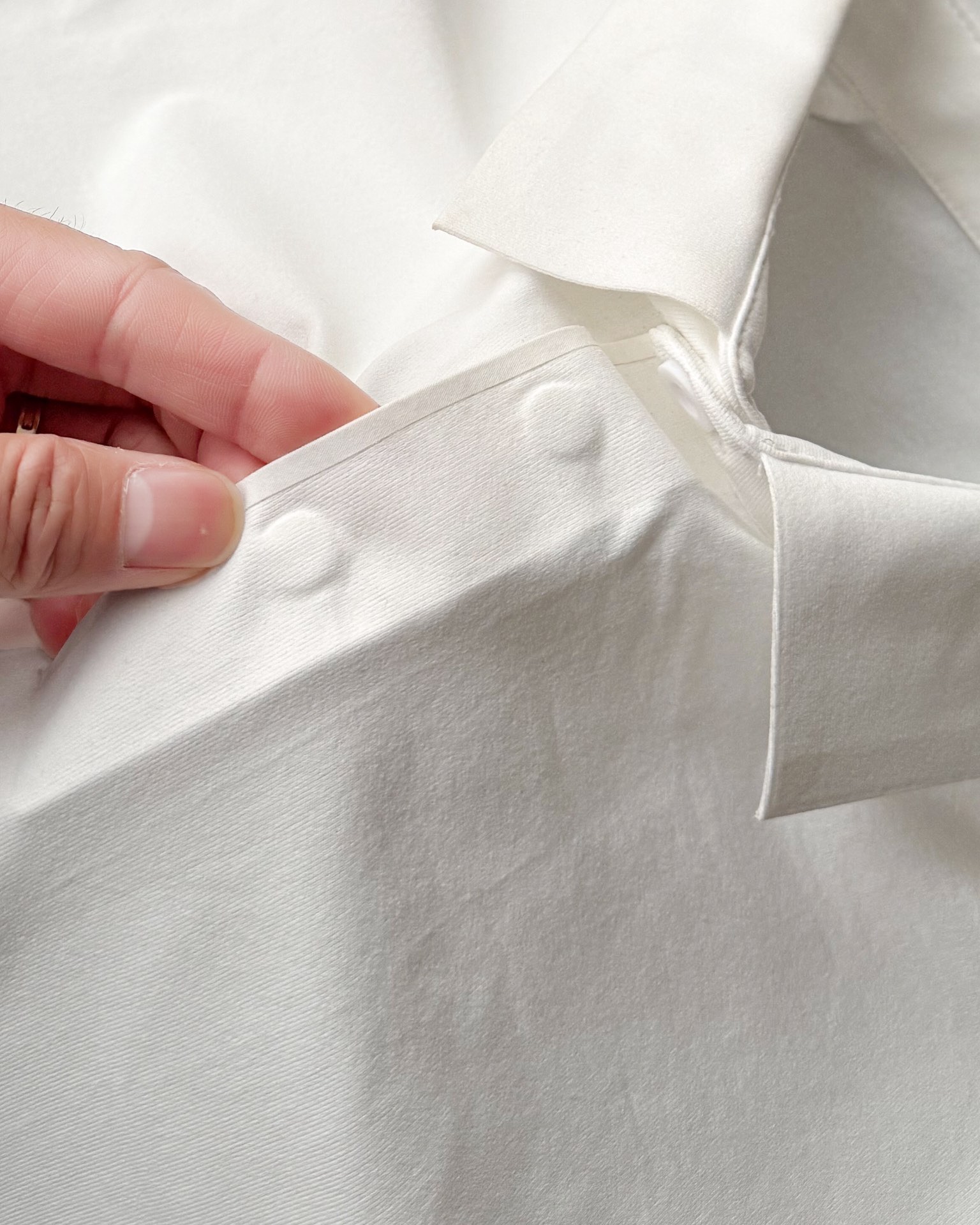 春季新款DESCENTE迪桑特吸濕長袖防曬+抗菌SECOt恤翻領POLO
2026春季新款
大身採用迪桑特自研面料，具有吸濕速乾，UPF215+防曬及Polygiene抑菌功能門襟採用激光切割工藝，結合肩部超聲波貼合工藝，提升細節品質感領口，門襟及下擺均採用熱壓工藝，外觀平整
頻繁穿梭於不同目的地航站樓，美學與實用兼具的著裝是應對高強度，快節奏，多場景工作的基礎。將戶外防護功能面料與都市生活設計剪裁兼容並蓄，實現全日多場景無縫切換讓戶外成為生活的新常態。