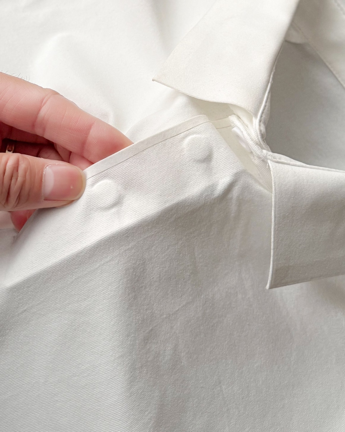 春季新款DESCENTE迪桑特吸濕長袖防曬+抗菌SECOt恤翻領POLO
2026春季新款
大身採用迪桑特自研面料，具有吸濕速乾，UPF215+防曬及Polygiene抑菌功能門襟採用激光切割工藝，結合肩部超聲波貼合工藝，提升細節品質感領口，門襟及下擺均採用熱壓工藝，外觀平整
頻繁穿梭於不同目的地航站樓，美學與實用兼具的著裝是應對高強度，快節奏，多場景工作的基礎。將戶外防護功能面料與都市生活設計剪裁兼容並蓄，實現全日多場景無縫切換讓戶外成為生活的新常態。