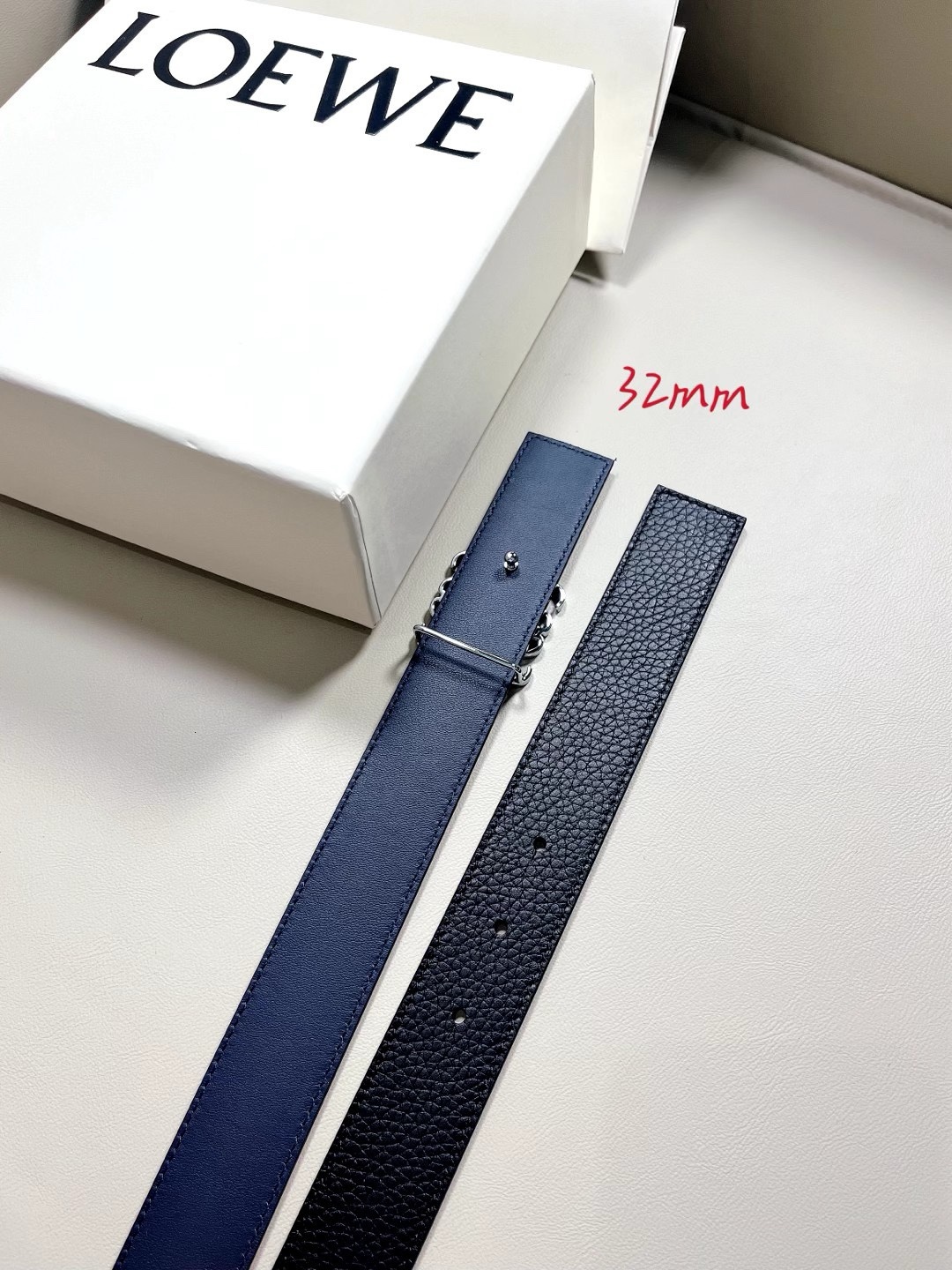 羅意威LoEWE 3.2cm正反兩穿腰帶，選用壓紋牛皮革製成，反復Anagram圖案
