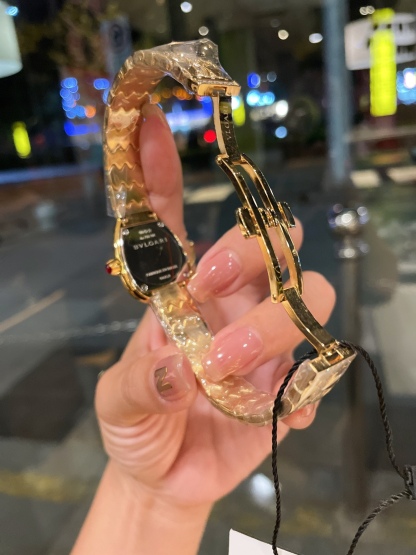 官方同步 全新升級版本 ，巴塞爾國際鐘錶珠寶展期間，寶格麗全新Octo Finissimo 手錶驚艷亮相，憑借纖薄的優勢第五次刷新當前業界纖薄腕表紀錄，而在女表方面，新款Serpenti Seduttori鎏光蛇影腕表魅惑閃耀，再奏經典續曲。寶格麗品牌代言人舒淇再次驚艷亮相巴塞爾，搭配全新Serpenti Seduttori鎏光蛇影腕表，與寶格麗首席執行官讓·克里斯托夫·巴賓(Jean-Christophe Babin)及全球媒體及各界人士共赴寶格麗時光之旅。