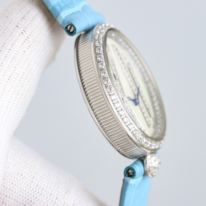 AW廠出品。那不勒斯王后系列REINE DE NAPLES[色]高品質女士瑞士石英機芯女表、
圓弧形的錶盤採用閃閃發光的白色天然母貝製成，錶盤上的羅馬數字“XII”則採用白色天然母貝製成，以細木鑲嵌工藝固定於錶盤之上。母貝材質脆弱易碎，因此在細木鑲嵌工藝中尤為棘手，可謂名副符其實的傑作。