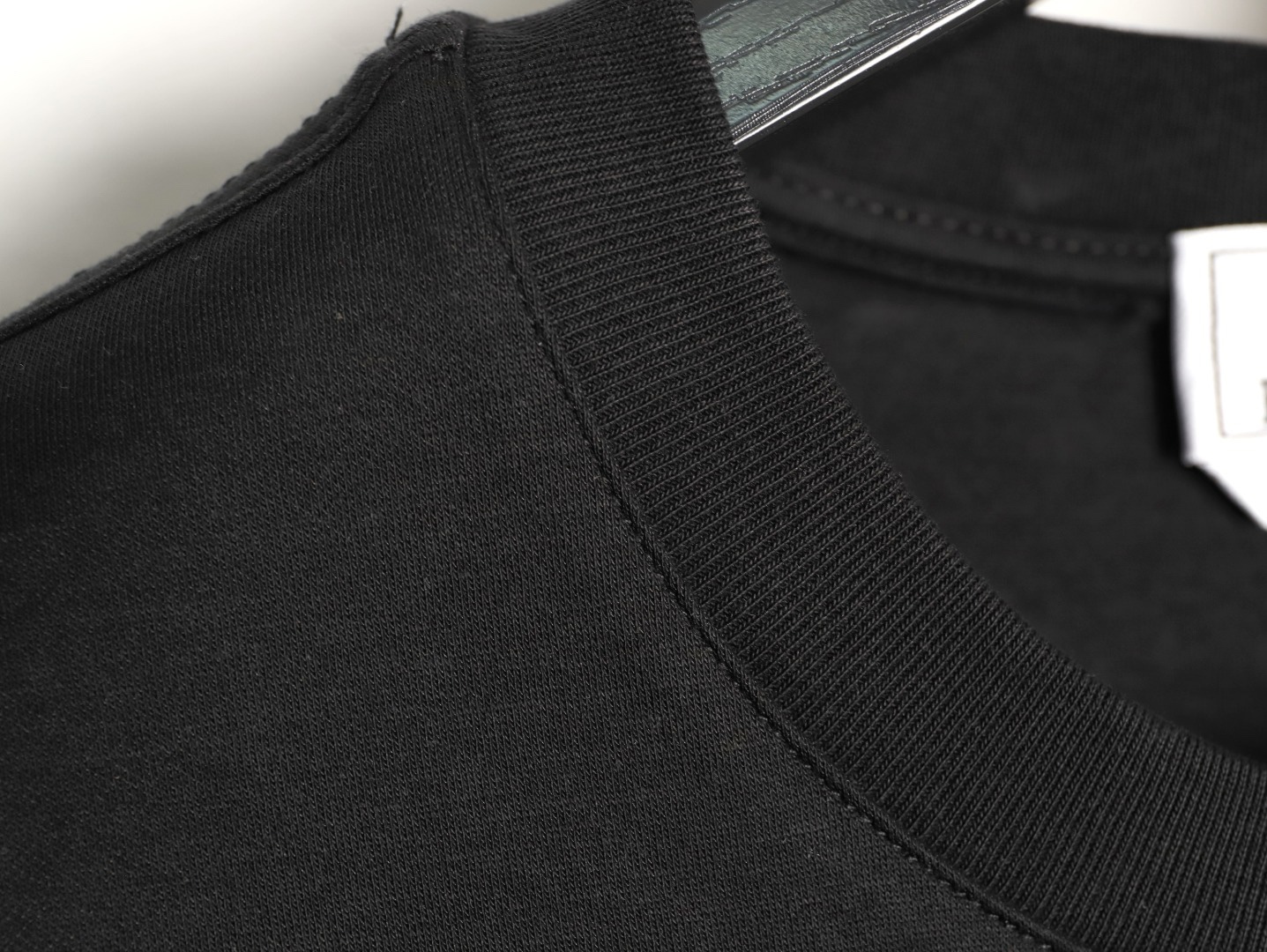 🔝HERMES愛瑪仕 真皮H字貼片短袖T恤
正品購入，21支洗後維斯棉190克，1*1羅紋230克，面料拼接，模板刺繡，定制1：1真皮皮標，定制1：1商標，寬松版型
B Size：S-XL