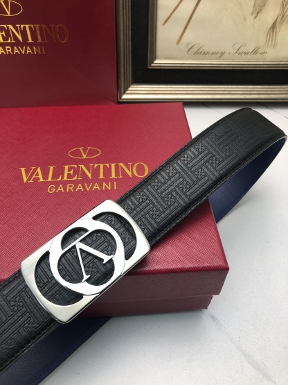 華倫天奴：原單頭層小牛皮燙印花紋，內襯頭層牛皮底，營造織紋外觀。飾以標誌原單扣。專櫃寬度4.0