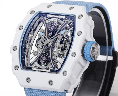 白色TPT石英纖維
【RICHARD MILLE】理查米爾RM53-01 將腕表設計與運動賽事相互結合，完美詮釋了賽場上的勇者堅定信念、頑強拼搏的精神。RM53-01以馬術運動為背景，採用多種高科技材料來抵御運動時帶來的強烈撞擊，從而保證不受破壞、正常運轉。高科技材質打造如同“護具”。“RM 53-01 PABLO MAC DONOUGH”的陀飛輪腕表，此款腕表除具備運動腕表的動感與活力外，還配備了堅固的TPT®碳纖維表殼、層壓藍寶石水晶表鏡以及固定機芯的懸浮式鋼索，有效的降低巨大衝擊、