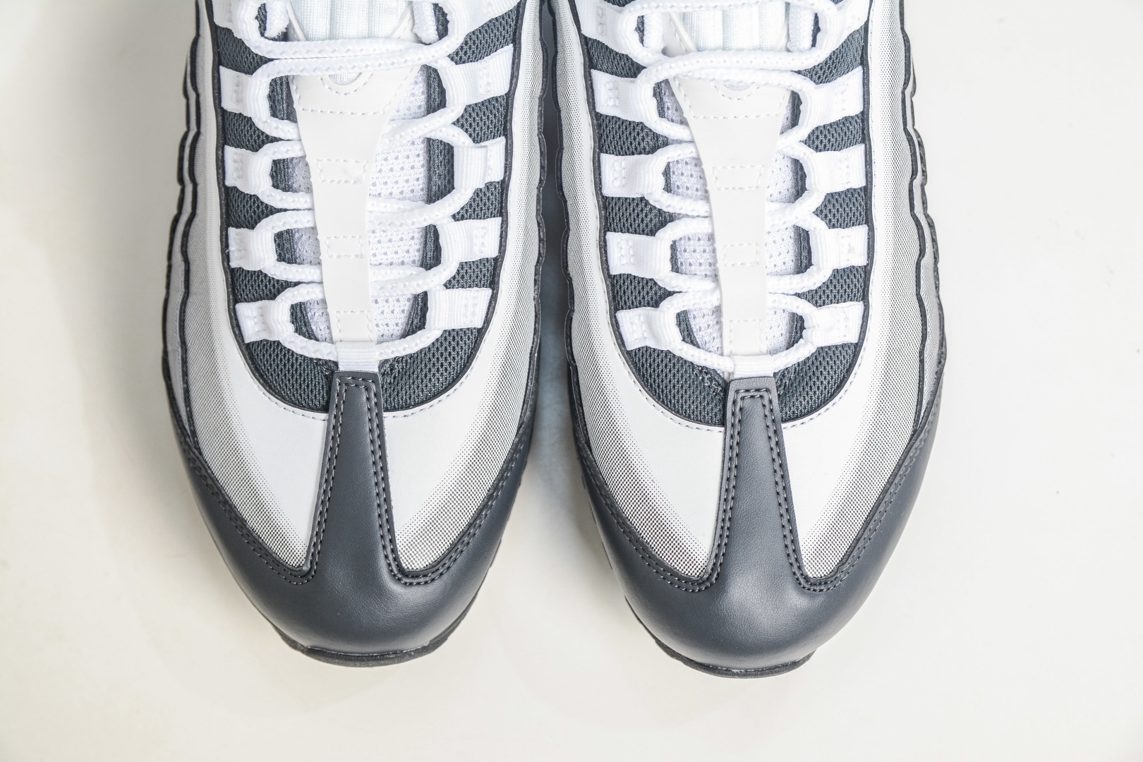 Yu-Gi-Oh! x NK Air Muscle 95時尚舒適減震耐磨低幫休閒跑步鞋 遊戲王聯名灰色
貨號：II7404 100 
 SIZE：40 40.5 41 42 42.5 43 44 44.5 45 45.5 46 47.5 48.5