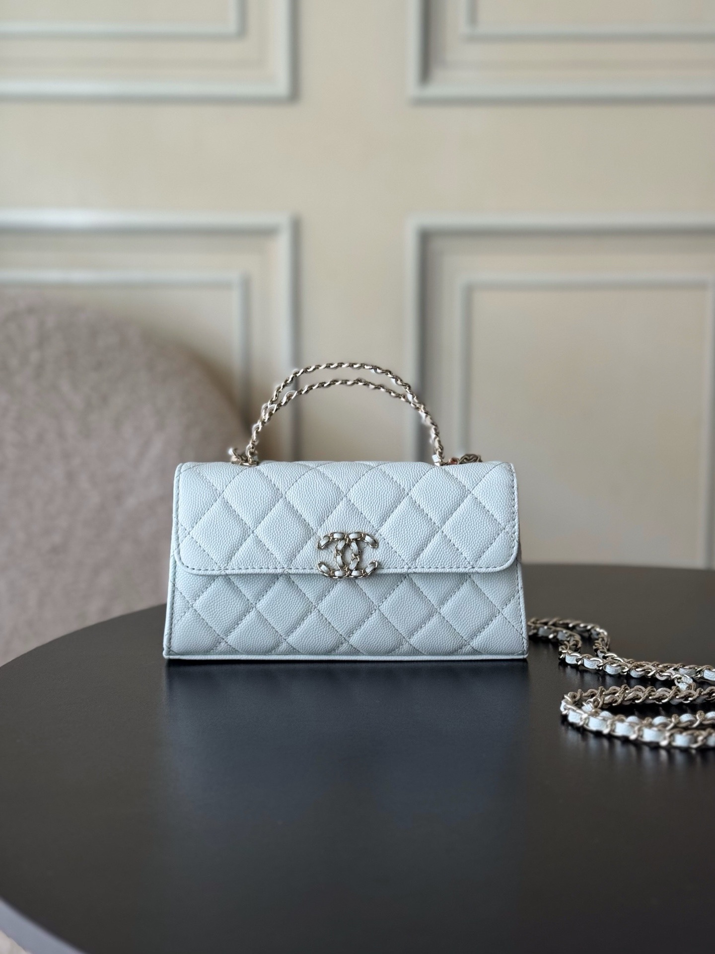 Chanel 25S 新款本季 最火的小球牛皮Kelly 手柄包
這顆絕對是黑馬
第一眼看到就深深愛上💕
顏值不必說 直接閉眼入不會錯
很好打理 也是百搭型
實現了單背斜挎腋下背手拎的效果📷
簡直就是福音〰️
很精緻 值得珍藏🔝

五金：全鋼18K淺金
皮料：獨家Haas小牛皮
尺寸：𝟏8*𝟏0*4.𝟓 𝚌𝚖
型號：AS3238