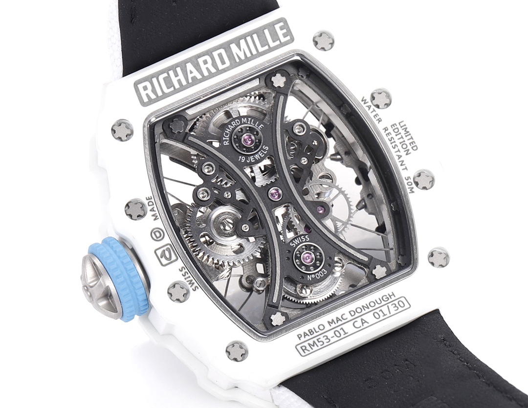 白色TPT石英纖維
【RICHARD MILLE】理查米爾RM53-01 將腕表設計與運動賽事相互結合，完美詮釋了賽場上的勇者堅定信念、頑強拼搏的精神。RM53-01以馬術運動為背景，採用多種高科技材料來抵御運動時帶來的強烈撞擊，從而保證不受破壞、正常運轉。高科技材質打造如同“護具”。“RM 53-01 PABLO MAC DONOUGH”的陀飛輪腕表，此款腕表除具備運動腕表的動感與活力外，還配備了堅固的TPT®碳纖維表殼、層壓藍寶石水晶表鏡以及固定機芯的懸浮式鋼索，有效的降低巨大衝擊、意外碰撞對腕表所帶
