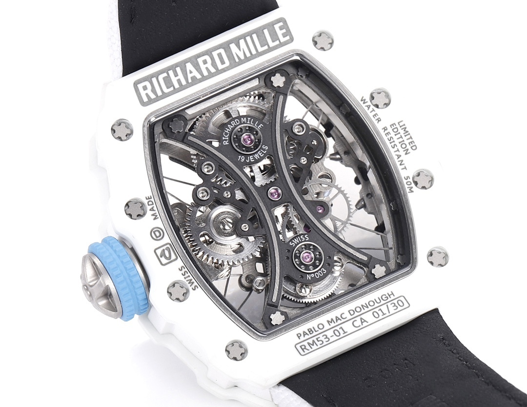 白色TPT石英纖維
【RICHARD MILLE】理查米爾RM53-01 將腕表設計與運動賽事相互結合，完美詮釋了賽場上的勇者堅定信念、頑強拼搏的精神。RM53-01以馬術運動為背景，採用多種高科技材料來抵御運動時帶來的強烈撞擊，從而保證不受破壞、正常運轉。高科技材質打造如同“護具”。“RM 53-01 PABLO MAC DONOUGH”的陀飛輪腕表，此款腕表除具備運動腕表的動感與活力外，還配備了堅固的TPT®碳纖維表殼、層壓藍寶石水晶表鏡以及固定機芯的懸浮式鋼索，有效的降低巨大衝擊、意外碰撞對腕表所帶
