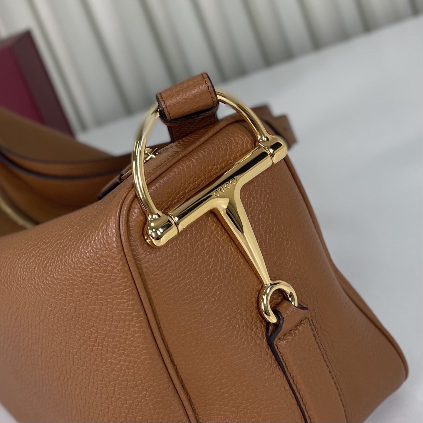 Gucci Half Horsebit系列大號肩背包，煥新呈現，以現代風格煥新演繹品牌最具標誌性的元素之一。該系列巧妙融蘊休閒廓形與標誌性的半馬銜扣配件，這也是其名稱的由來。內部：一個開口袋，可調節牛皮革肩帶，款號862530  尺寸38X20X15