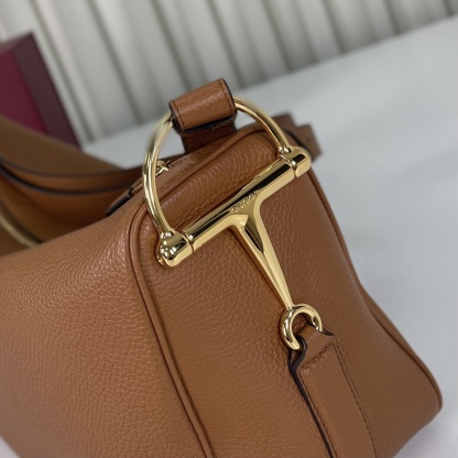 Gucci Half Horsebit系列大號肩背包，煥新呈現，以現代風格煥新演繹品牌最具標誌性的元素之一。該系列巧妙融蘊休閒廓形與標誌性的半馬銜扣配件，這也是其名稱的由來。內部：一個開口袋，可調節牛皮革肩帶，款號862530  尺寸38X20X15
