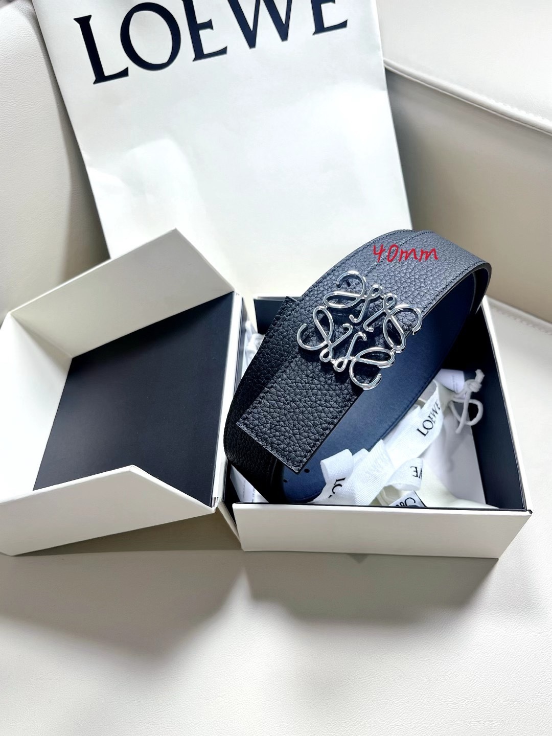 羅意威LoEWE 4.0cm正反兩穿腰帶，選用壓紋牛皮革製成，反復Anagram圖案