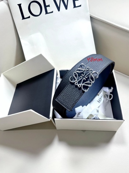 羅意威LoEWE 4.0cm正反兩穿腰帶，選用壓紋牛皮革製成，反復Anagram圖案