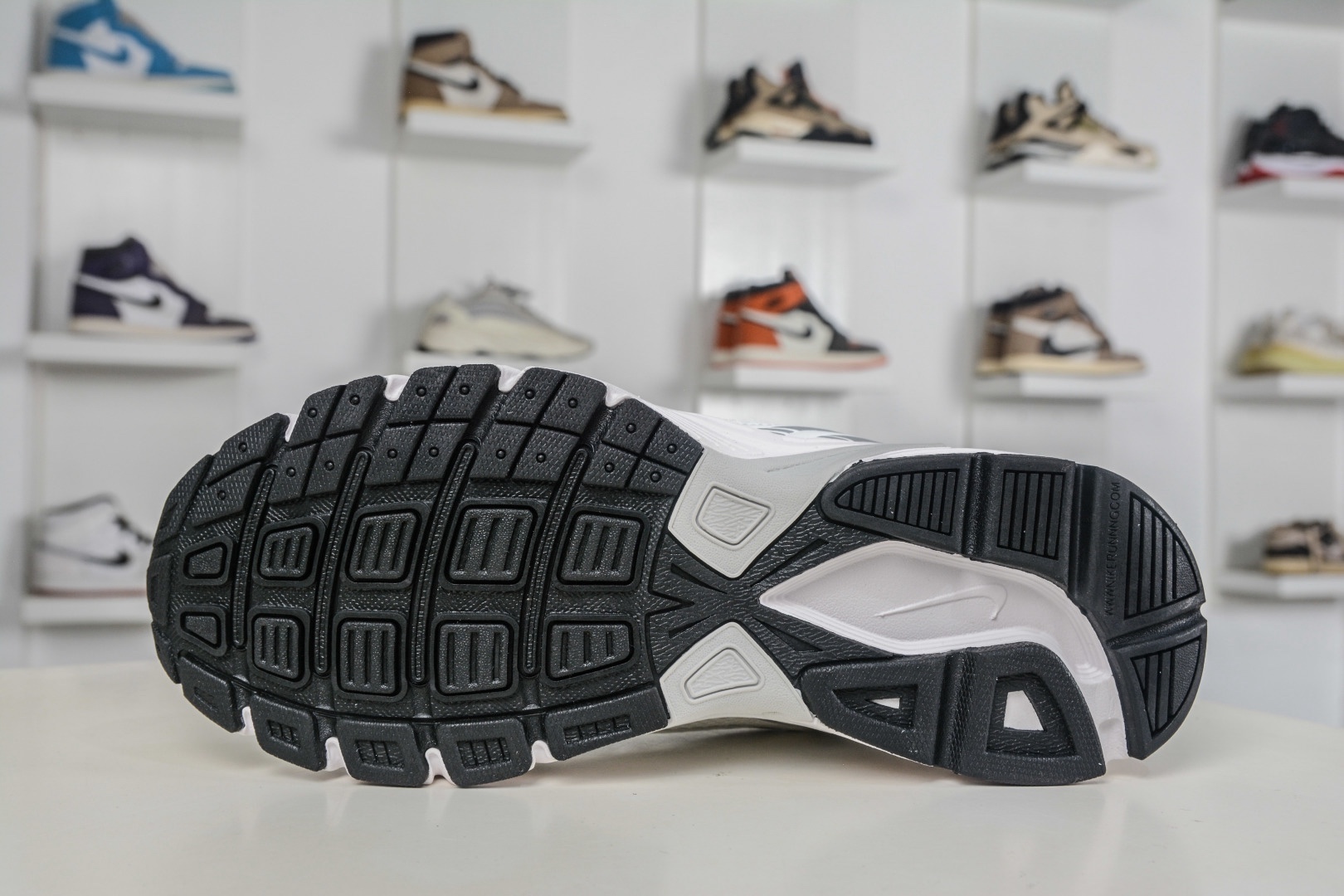 NK Air Zoom Vomero 20 經典復古潮流運動跑鞋 
貨號：HF0735 006
SIZE：36 36.5 37.5 38 38.5 39 40 40.5 41 42 42.5 43 44 45