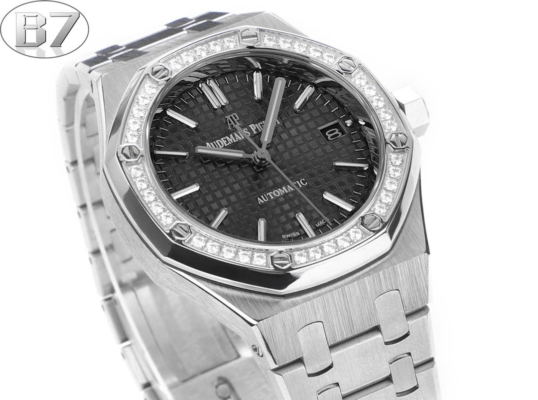 AP愛彼 女款愛彼皇家橡樹 剔除機芯甲板多餘部分，使之變得更加鏤空——成就鋼表巔峰—— 實力演繹 衛冕“鋼”王！【6大精妙之處】1.正品拆解開模，尺寸為37毫米與正品一致！2.完美還原正品表殼的每一處細節，盡顯正品“稜角分明 堅毅果敢”的陽剛氣質。3.鋼帶的做工無可挑剔，比市面上任何鋼帶表做工均要更上一層樓，鋼帶頭粒和表頭銜接的“緩衝帶”的鬆緊程度與正品一模一樣。4.自動陀的與原裝致敬，是市面唯一做到顏色於原裝一致的版本（市面一般版本均偏紅）其上的ap族徽雕刻獨一無二。