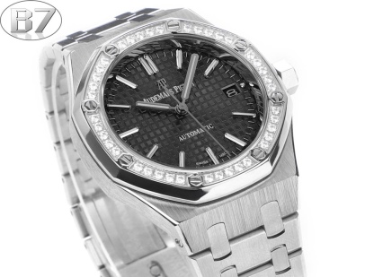 AP愛彼 女款愛彼皇家橡樹 剔除機芯甲板多餘部分，使之變得更加鏤空——成就鋼表巔峰—— 實力演繹 衛冕“鋼”王！【6大精妙之處】1.正品拆解開模，尺寸為37毫米與正品一致！2.完美還原正品表殼的每一處細節，盡顯正品“稜角分明 堅毅果敢”的陽剛氣質。3.鋼帶的做工無可挑剔，比市面上任何鋼帶表做工均要更上一層樓，鋼帶頭粒和表頭銜接的“緩衝帶”的鬆緊程度與正品一模一樣。4.自動陀的與原裝致敬，是市面唯一做到顏色於原裝一致的版本（市面一般版本均偏紅）其上的ap族徽雕刻獨一無二。