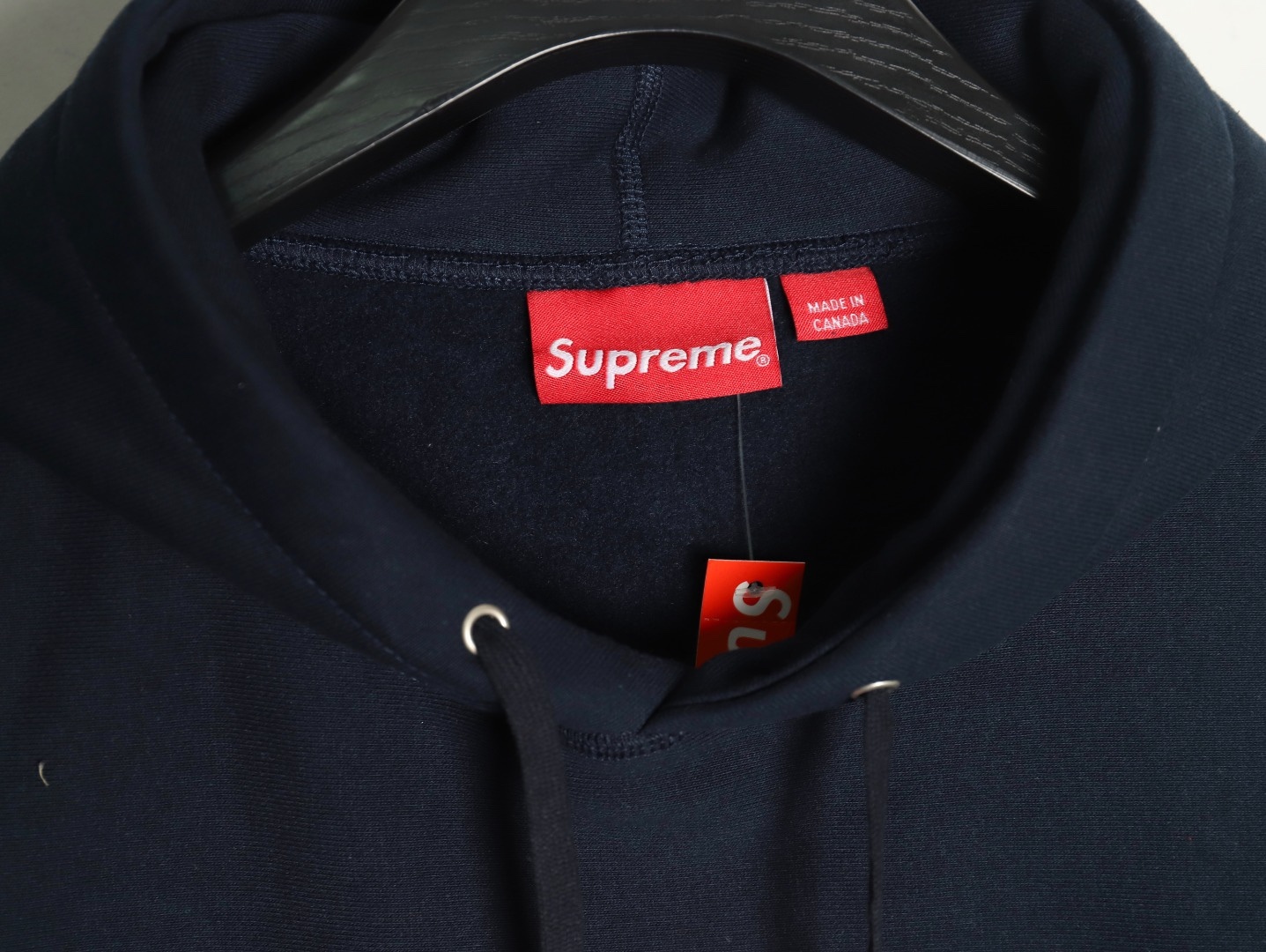 Supreme FW24 WEEK17 Box Logo Hooded Sweatshirt 胸前徽標刺繡logo口袋連帽衛衣帽衫
面料460克 高克重 面布質感強 韌性好 衣服收針處都有打套結（起到加固 久穿不變形 市面普通版本是沒有的哦） 歡迎對比 品質保證
F 尺碼：S M L XL