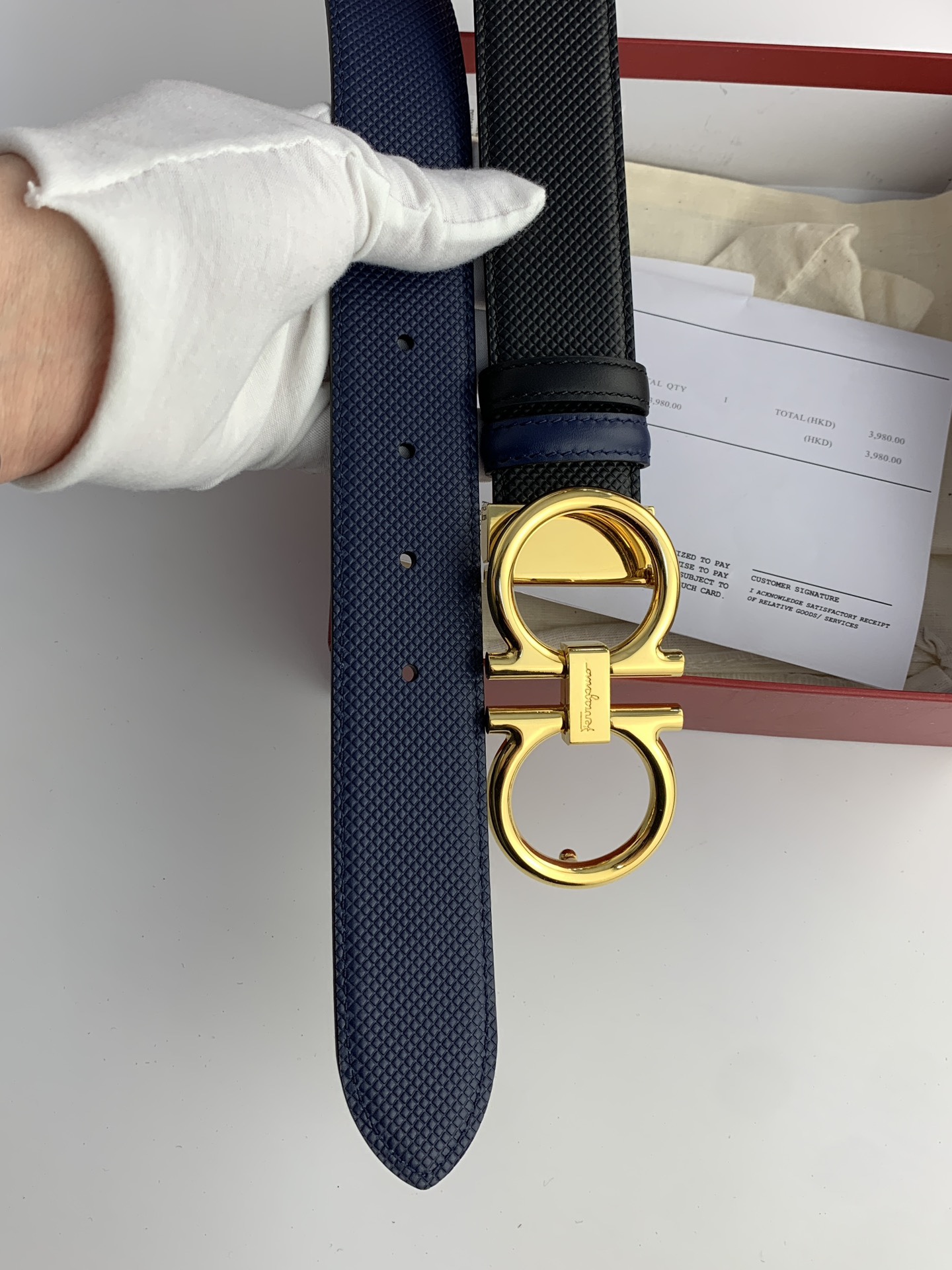 〖F家〗這款皮帶採用雙面小牛皮，搭配純銅八字扣，打造高雅考究的造型。寬3.5cm，長度可調節，達到量身定制般的修身效果。