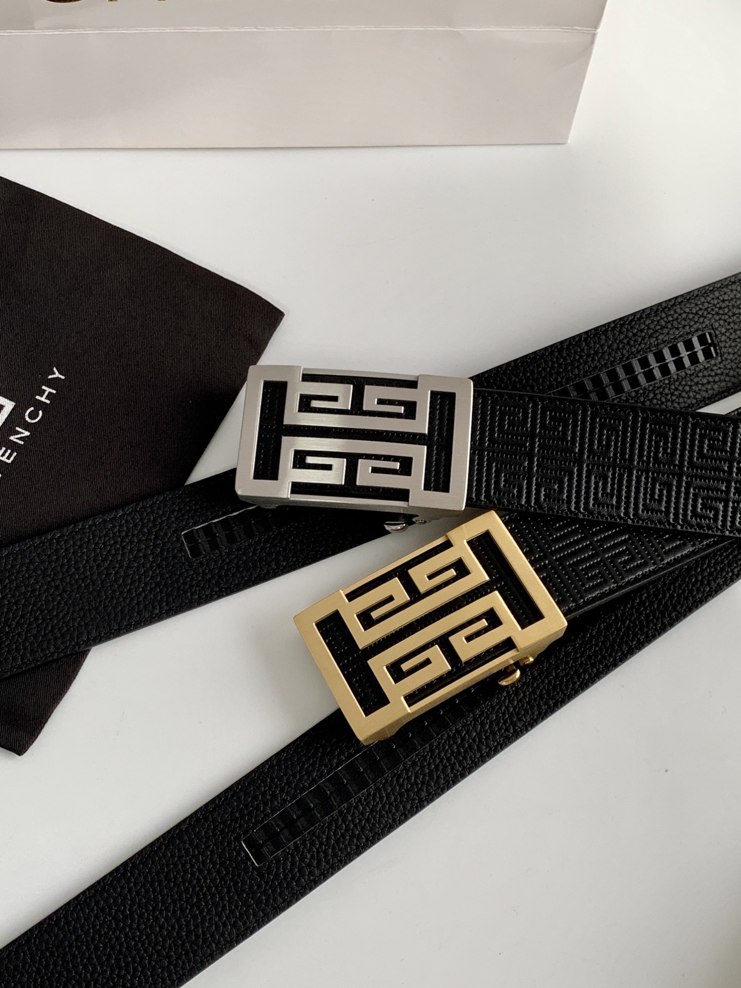 【紀梵希】新款男士 頭層小牛皮黑色壓花腰帶，內襯荔枝紋底，寬38毫米.搭配不鏽鋼經典4G自動扣.商務服裝造型的完美搭配。永恆經典！