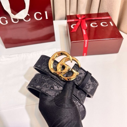 
古奇 新款 GG Marmont系列心選迷彩大理石紋GG帆布，為2026早春系列隨處可見的主要圖案之一增色添彩，40mm