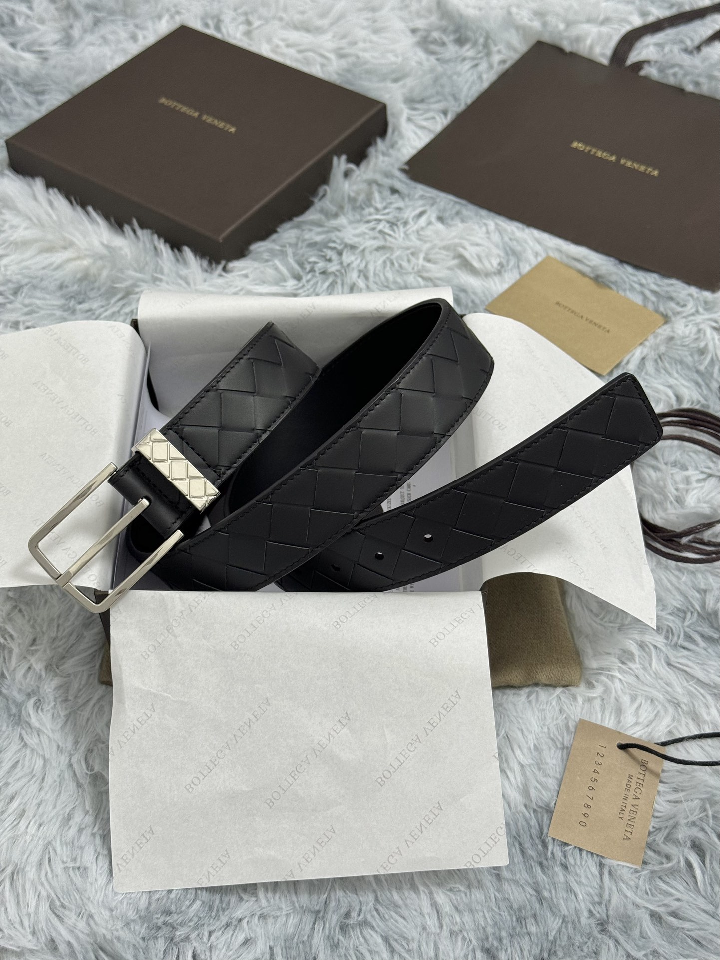 BOTTEGA VENETA   3.5cm   
手工編織牛皮經典之作
每個細節都體現出至高的品味和格調
整體造型增添優雅韻味  
低調奢華的典範
優雅迷人氣息
精緻的手工藝製作。