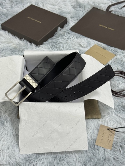 BOTTEGA VENETA   3.5cm   
手工編織牛皮經典之作
每個細節都體現出至高的品味和格調
整體造型增添優雅韻味  
低調奢華的典範
優雅迷人氣息
精緻的手工藝製作。