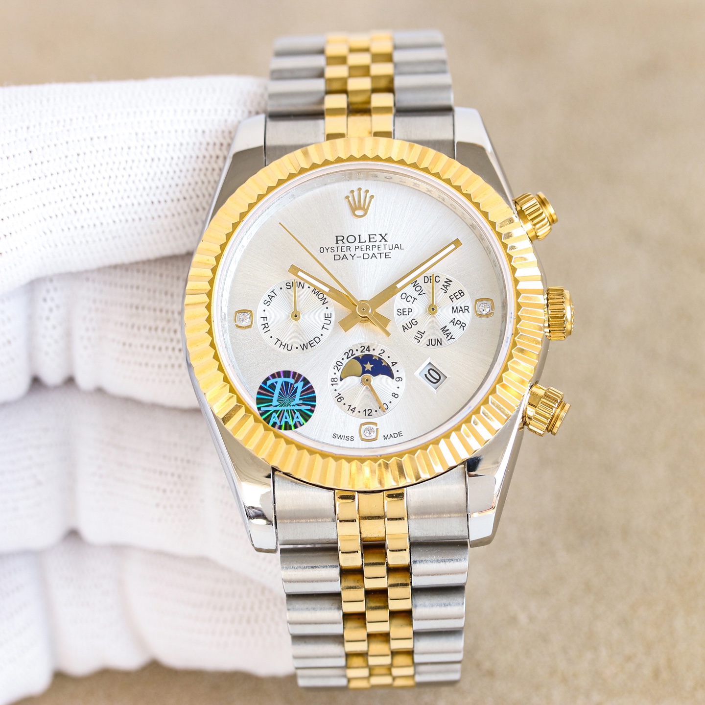 年度新款強力推薦
🔥經典日誌系列-多功能腕表🔥
防表屆最高版本⌚️勞力士⌚️ 複雜系列六針男表[愛心]爆款[愛心] 多功能腕表。
1⃣️搭載原裝進口9100星期月份月相動能功能機芯機械表！
2⃣️錶盤上採用經典獨家高級奢華稜紋 突顯出這款腕表的華貴氣質[呲牙]
3⃣️錶帶採用進口316鋼帶腕表！
4⃣️表鏡採用雙卜藍寶石鏡面！
5⃣️透視底蓋！
6⃣️直徑41毫米，厚度10毫米！
腕表功能匯集星期/月份/日期/月亮/太陽等功能於一身，最佳男士商務腕表真正的標配！為高端腕表的代表之作！
榮譽出品 尊