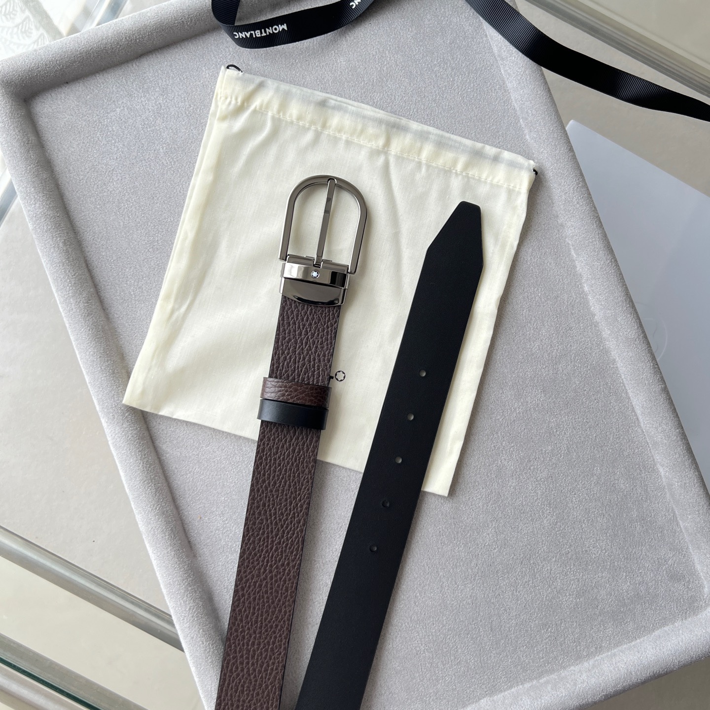 馬蹄形帶扣粒面皮帶（35毫米）
馬蹄形鍍鈀和鍍釕針式帶扣。可調節長度，3.5cm粒面咖色皮革皮帶。融合傳統元素與現代風格的精緻配件。錶帶描述 粒面咖色牛皮 皮革圖案 金屬圓環飾有萬寶龍六角 星品牌標識 搭扣裝置 易開啓裝置，可調節皮帶長度 搭扣形狀 馬蹄形 主要顏色咖色 | 黑色 搭扣類型 針扣式表扣