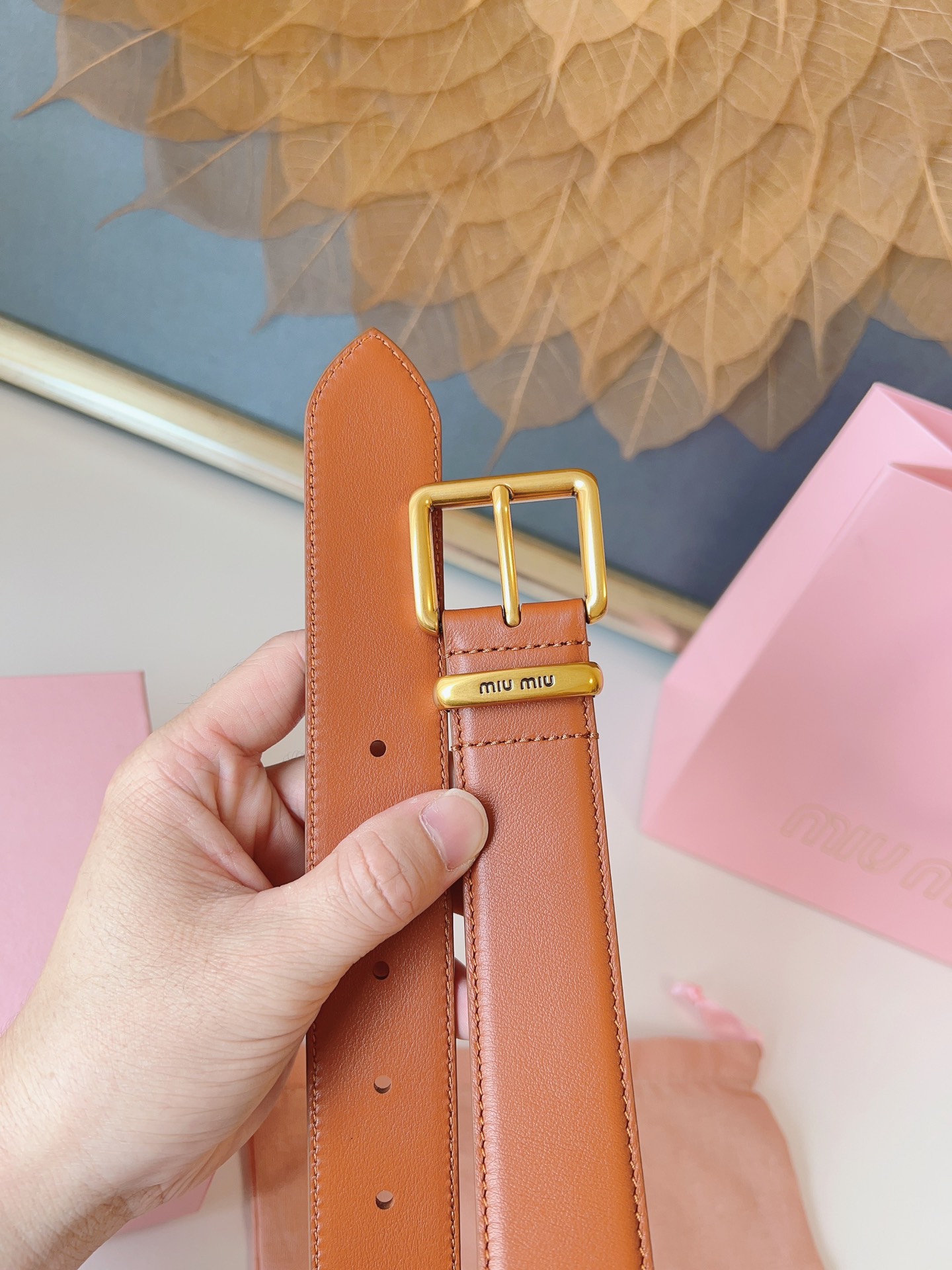 这款皮革腰帶設計簡約而優雅，腰帶環伴以Miu Miu徽標。雙面進口小牛皮 金屬搭扣 腰帶環飾激光雕刻徽標 寬度: 3.5cm
