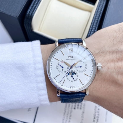 🔥顏值巔峰  傾情演繹🔥
IWC旗下最耀眼的明星，萬年一瞬，品鑒IWC萬國柏濤菲諾萬年曆腕表！
1⃣️ 【機芯】採用3836-2型自制機芯，其機芯運轉穩定，月相處更是1:1還原正品，在光線下月相中的星星太陽更是明亮發光，走時精准，幾乎零返修！
2️⃣【表殼】正品開模，1:1完美還原！腕表尺寸40mm，整個表殼採用獨家研發的CNC精磨工藝，與原裝工藝效果如出一轍！
3️⃣【錶盤】錶盤12刻度細節精益求精，1:1還原鍍銀錶盤，9位更是1:1還原閏年設計，採用雙面防反光拱形鍍膜鏡面，使其整體錶盤質感更佳