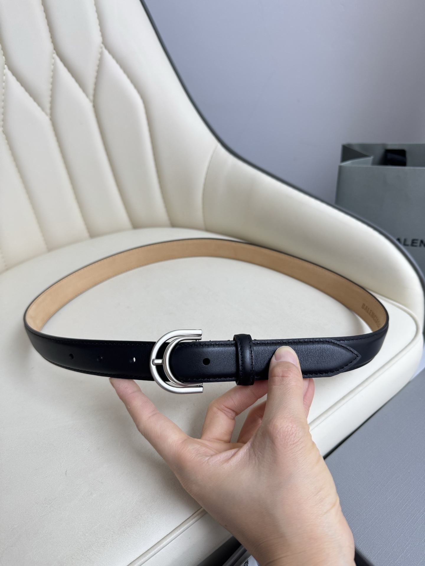 巴黎世家（Balenciaga）寬度2.5cm 是法國的奢侈品牌，作為時尚界最具影響力品牌之一的地位。設計師源於：都市時尚潮流獨特的設計風格，採用進口小牛皮製作；搭配純銅復古五金，使其更具魅力。值得擁有的百搭精品