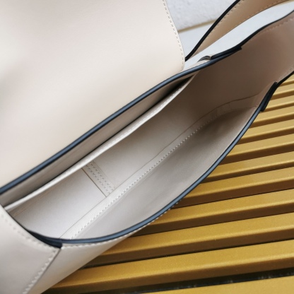 【 原單】P家🌹新款🎉Moon手袋液下包🎉1BD358到貨啦🎉🎉這款簡約Moon液下包為牛皮綻現摩登百搭的魅力。弧形包身設計，肩帶可調長短，磁扣開合翻蓋，便於隨心轉換造型。內配進口小羊皮，設有內袋，金屬配件更添亮麗格調，上身效果非常酷/時尚，又是一款永欠不過時爆款🎉寶寶們，趕緊入手吧🎉 尺寸：長25x高15x底5.5cm🎉🎉🎉🍊！