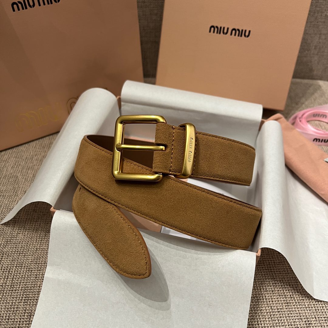 
  MiuMiu 今年大爆款上新‼️‼️
皮質絨面 冬天超適合絨絨的
這就是野性與可愛結合的反差美！
關但寬度粗 腰頭大 有一種野性與可愛結合的反差美～
炎名系上有甜酷甜酷的氛圍感喔#
寬度 ：3.5cm