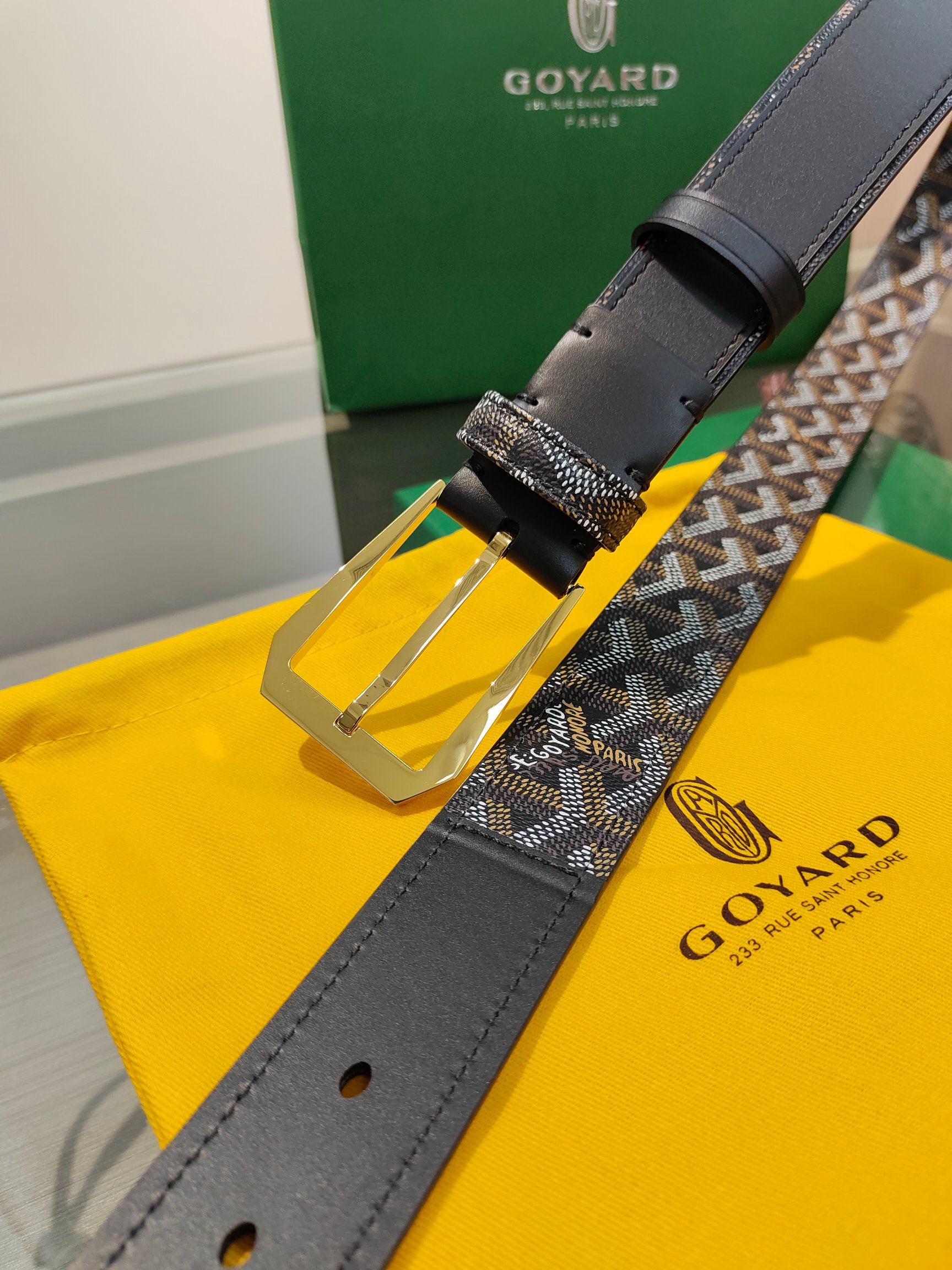 
Goyard(戈雅)腰帶源於法國奢侈品牌，設計風格簡約低調，腰帶身有標誌性帆布搭配進口頭層牛皮，腰帶扣採用簡約精品鋼扣，延續品牌的低調奢華，帶身寬度3.4CM，適用商務休閒日常佩戴。