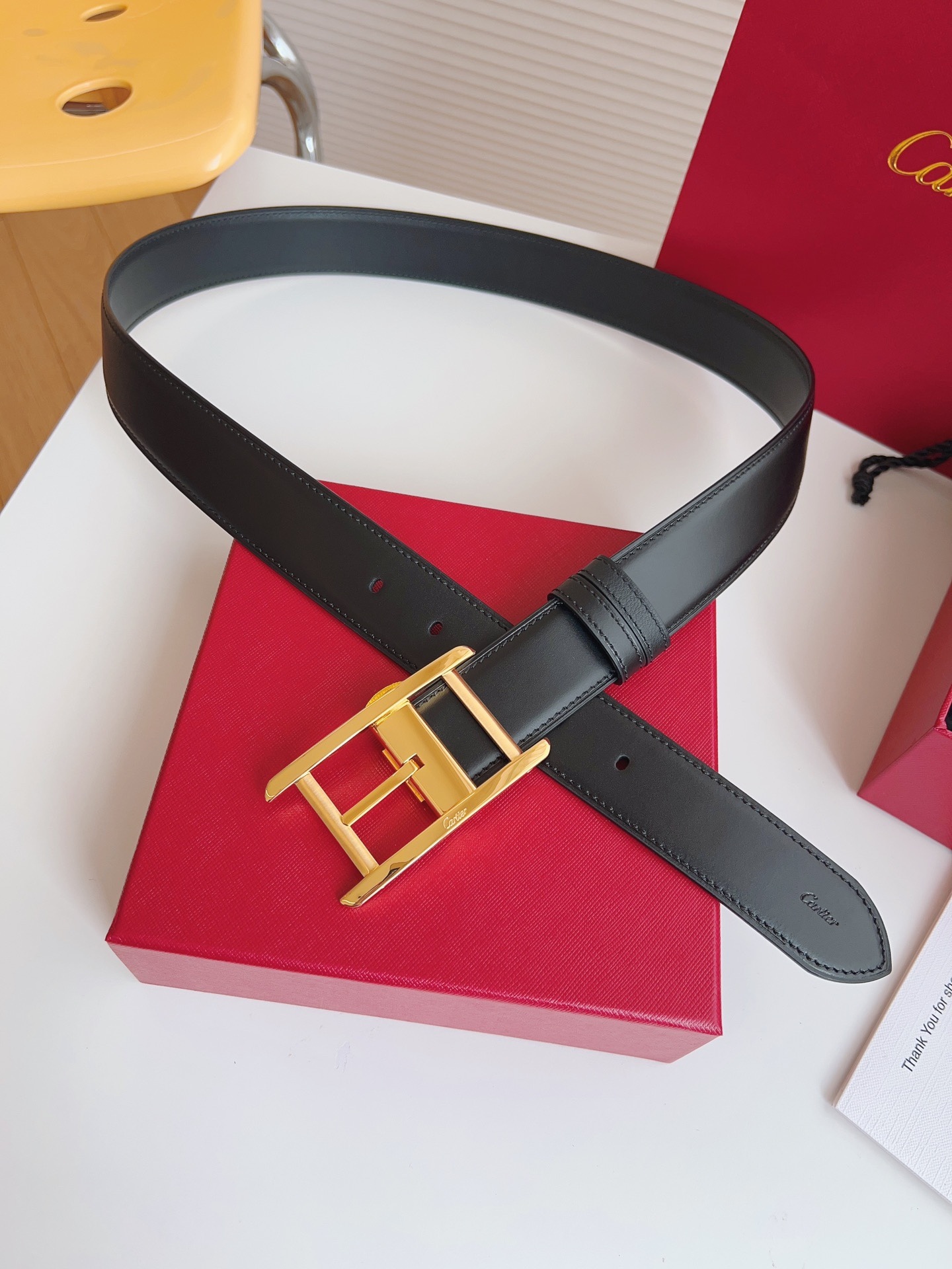 
Cartier（卡地亞）憑借匠心傑作展現與眾不同的美感，融合精湛工藝與經典設計，演繹雋永風格；瀟灑不羈，果敢獨立！此款式易搭配服飾；休閒正裝兩相宜。皮帶寬度：35mm